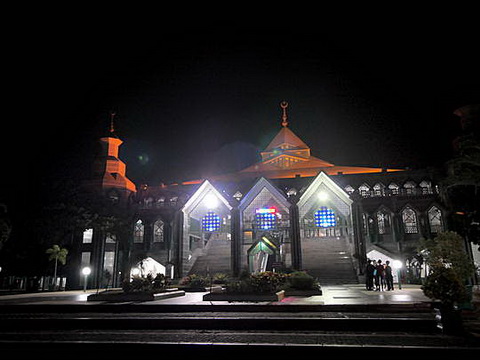 Wisata Masjid Al Markaz Makassar